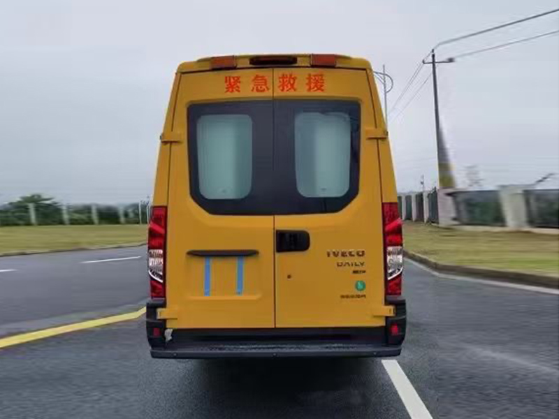 依维柯9-11座救险车